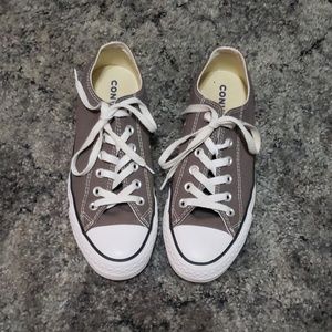 Women's Lowtop Chuck Taylor Converse Size 8 Gray